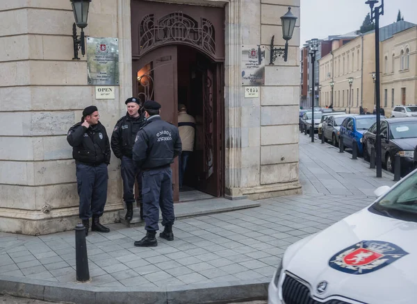 Kutaisi Gruzja Kwietnia 2015 Policja Bezpieczeństwa Przed Państwowym Muzeum Historycznym — Zdjęcie stockowe
