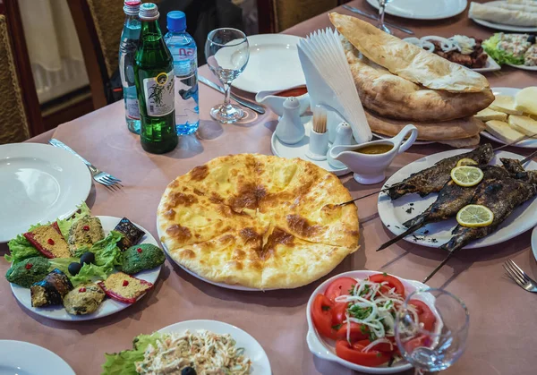 Гори Грузия Апреля 2015 Года Стол Ресторане Полный Традиционных Блюд — стоковое фото
