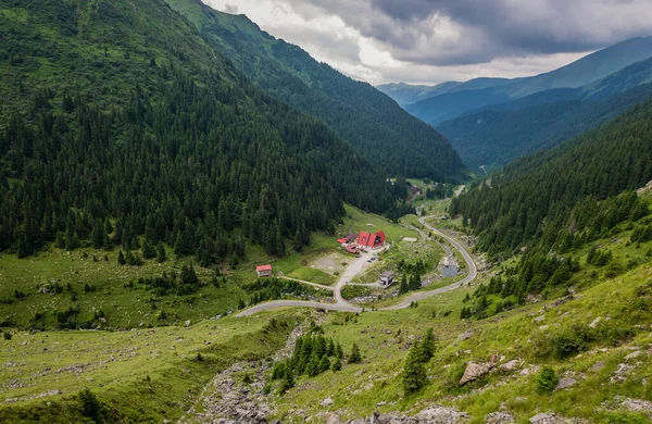 ルーマニアのカルパティア山脈のトランスフォガラーサン道路の隣にあるヤギクリーク シャレーの眺め — ストック写真