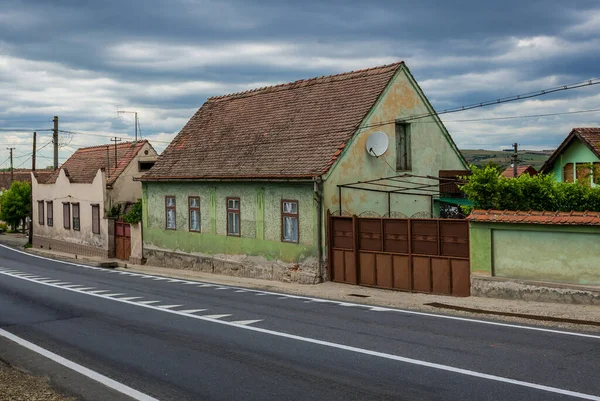 stock image Traditional cottage in Miercurea Sibiului town, Sibiu County, Romania