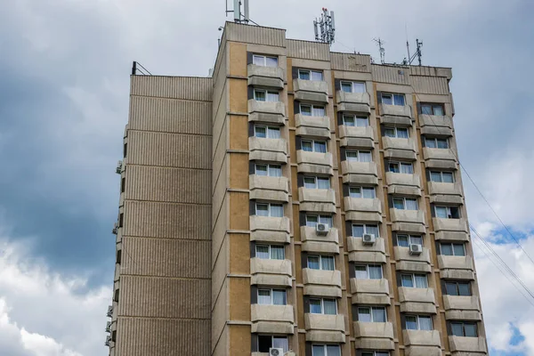 Romanya Nın Alba Iulia Kentindeki Çavuşesku Döneminden Kalma Apartman Binası — Stok fotoğraf