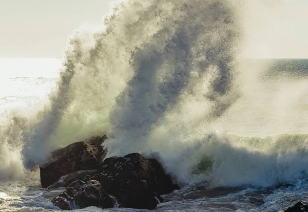 Dalgalar Portekiz Porto Nun Nevogilde Bölgesinde Atlantik Okyanusu Nun Kayalarına — Stok fotoğraf
