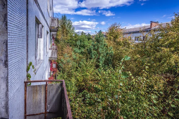 ウクライナチェルノブイリ除外地帯の放棄された軍事基地内の住宅建築 — ストック写真