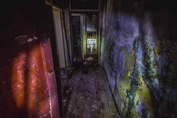 乌克兰切尔诺贝利禁区废弃军事基地住宅大楼的地下室 — 图库照片