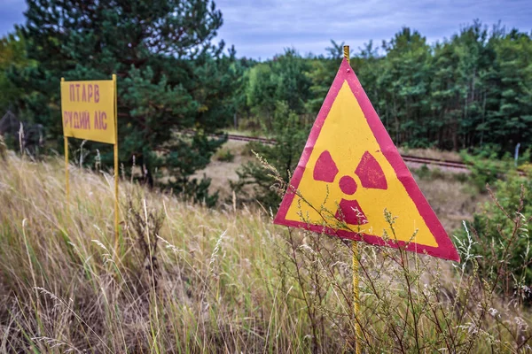 Señal Advertencia Radiación Llamada Zona Del Bosque Rojo Zona Exclusión — Foto de Stock