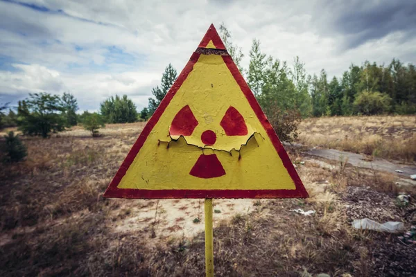 乌克兰切尔诺贝利禁区普里皮亚特市一个公墓的辐射警告标志 — 图库照片