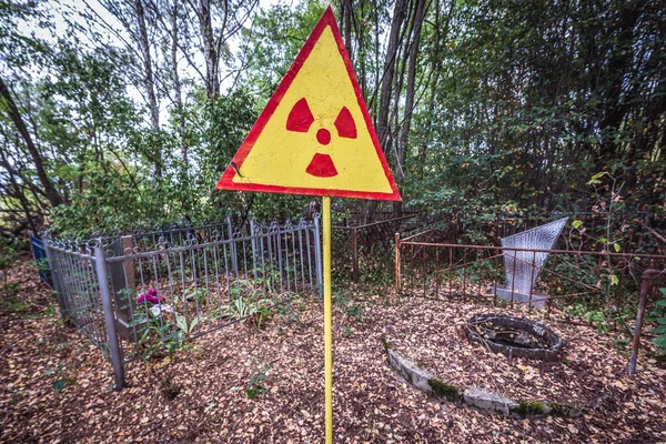 Señal Advertencia Radiación Cementerio Pripyat Ciudad Abandonada Zona Exclusión Chernobyl — Foto de Stock
