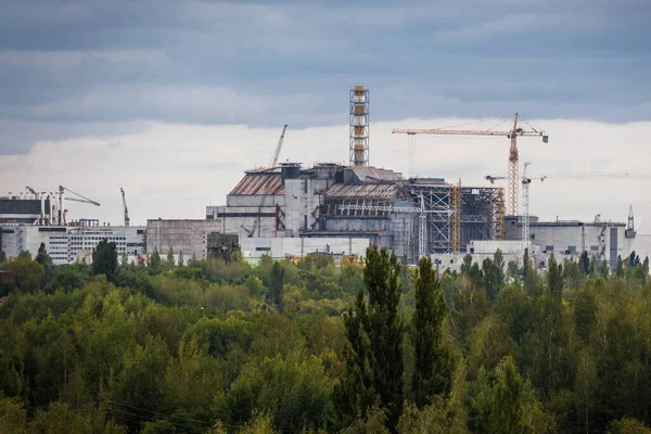 チェルノブイリ原子力発電所の4号機 ウクライナのチェルノブイリ地区のプリピャト市からの眺め — ストック写真