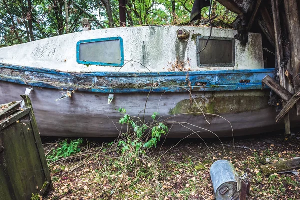 プリピャトのヨットクラブで古いボートは ウクライナのチェルノブイリ除外ゾーンで都市を放棄しました — ストック写真