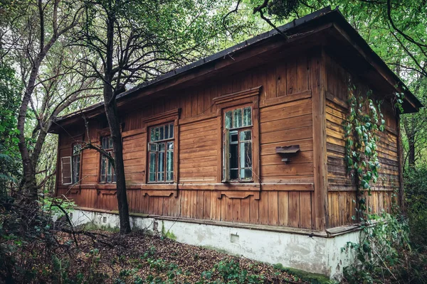 プリピャトの木造住宅は ウクライナのチェルノブイリ除外ゾーンの都市を放棄 — ストック写真