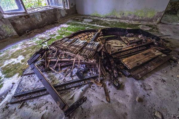プリピャートの音楽学校で破壊されたピアノは ウクライナのチェルノブイリ排除ゾーンの都市を放棄しました — ストック写真