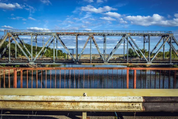 Eisenbahnbrücke Über Den Kanal Des Kühlsees Kernkraftwerk Tschernobyl Ukraine lizenzfreie Stockfotos