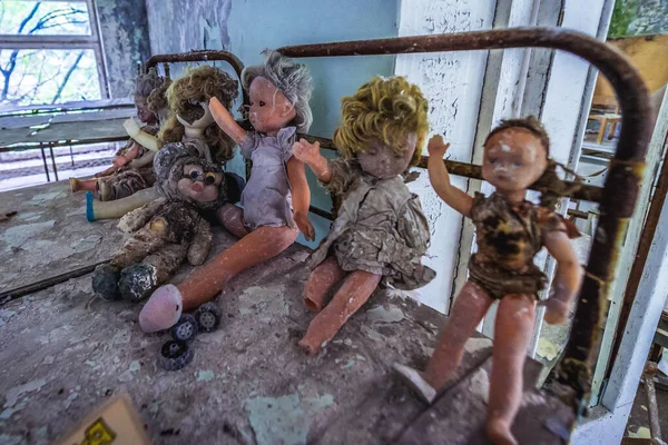 Puppen Auf Einem Etagenbett Tscheburaschka Kindergarten Der Verlassenen Stadt Pripjat — Stockfoto