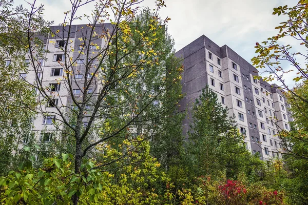 Ulica Budynki Opuszczonym Mieście Prypeć Strefie Wykluczenia Czarnobylu Ukraina — Zdjęcie stockowe