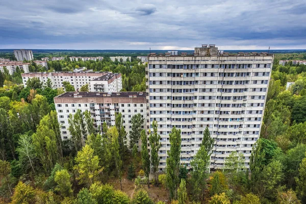 피아트에 아파트 건물의 지붕에서 바라본 우크라이나 체르노빌 구역에 버려진 — 스톡 사진
