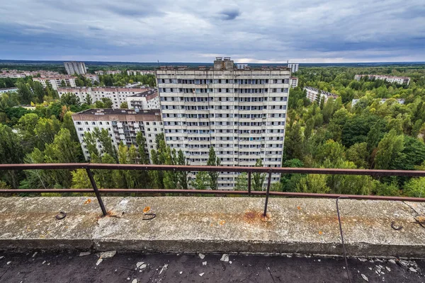 Θέα Από Την Οροφή Του Αποθηκευμένου Κτιρίου Κατοικιών Στην Εγκαταλελειμμένη — Φωτογραφία Αρχείου