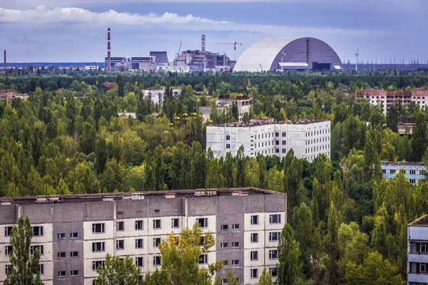 チェルノブイリ原子力発電所の新しい安全な閉じ込め ウクライナのチェルノブイリ排除ゾーンのプリピャト放棄された都市からの眺め — ストック写真