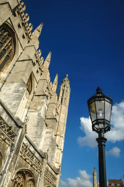 Latarnia Obok Kaplicy King College Kolegium Wyborcze Uniwersytetu Cambridge Anglia — Zdjęcie stockowe