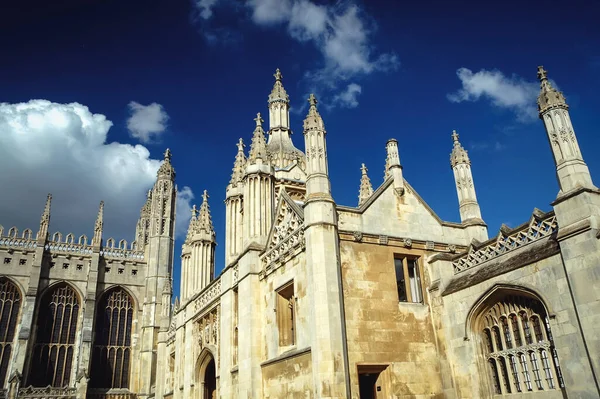 英国剑桥大学成员学院前院门和国王学院礼拜堂 — 图库照片