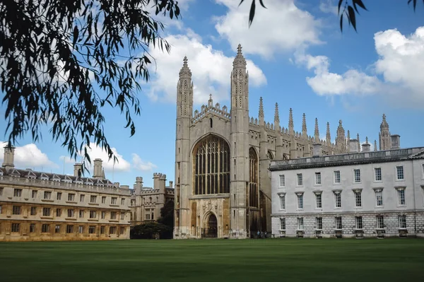 英国剑桥大学成员学院国王学院吉布斯楼和教堂 — 图库照片