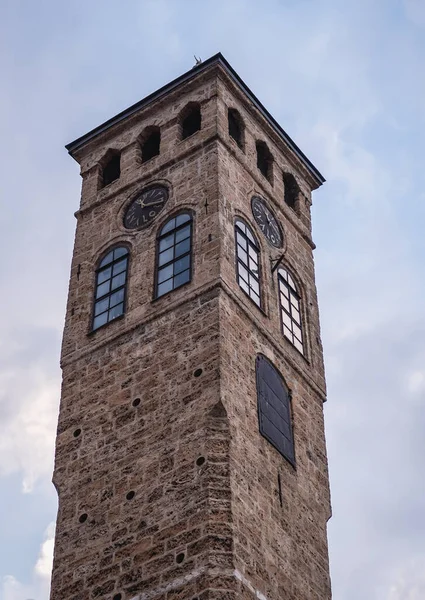 バスカルシヤにあるガジ フレフベク モスクの隣にある時計塔 サラエヴォ ボスニア オズベキスタンの歴史的な部分 — ストック写真