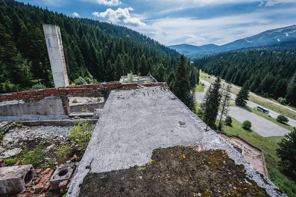 在伊格曼酒店的屋顶上 在波斯尼亚和黑塞哥维那伊格曼奥林匹克跳跃附近的波斯尼亚战争中被毁 — 图库照片