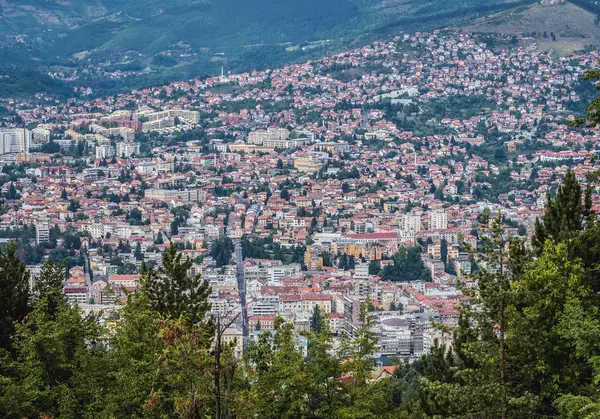 サラエヴォ市 ボスニア ヘルツェゴビナのトレベビック山からの航空写真 — ストック写真