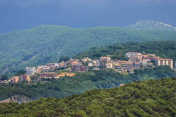 从黑山亚得里亚海海岸看到的普里耶沃镇 — 图库照片
