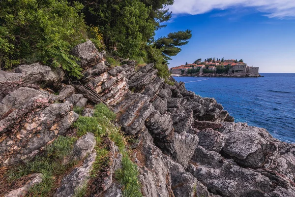 Νησίδα Σβέτι Στεφάν Στις Βραχώδεις Ακτές Της Αδριατικής Του Μαυροβουνίου — Φωτογραφία Αρχείου