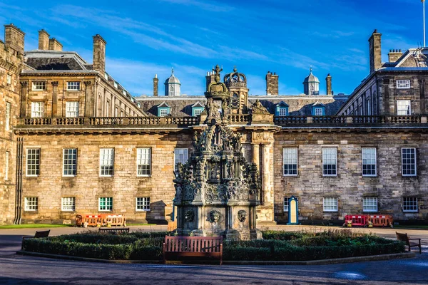 Fountain Front Palace Holyroodhouse Edinburgh City Scotland — Stock Photo, Image