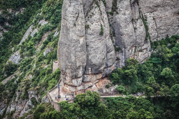 西班牙加泰罗尼亚巴塞罗那附近蒙特塞拉特山脉修道院附近的小径 — 图库照片