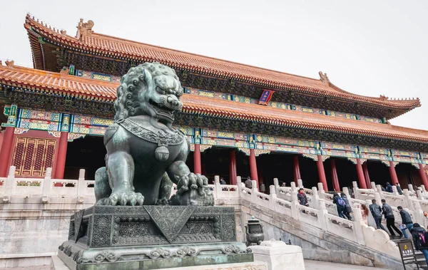 2013年3月28日 中国北京 紫禁城太和殿前的人们 — 图库照片
