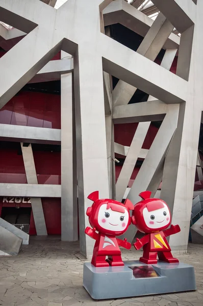 Pequim China Abril 2013 Estátuas Mascotes Frente Estádio Birds Nest — Fotografia de Stock