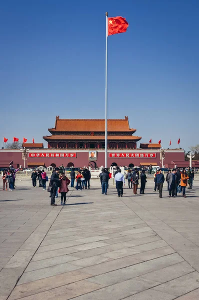 2013年3月27日 北京市天安門広場の中国の旗 背景に天の平和の門 — ストック写真