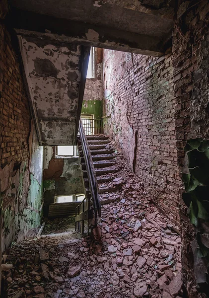 乌克兰切尔诺贝利禁区内被遗弃的切尔诺贝利二号军事基地的楼梯 — 图库照片