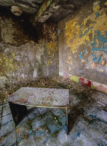 Стол Заброшенной Чернобыльской Военной Базе Чернобыльской Зоне Отчуждения Украина — стоковое фото