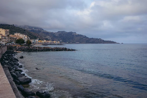 Talya Nın Sicilya Adasındaki Messina Şehrindeki Giardini Naxos Sahilinde Arkaplanda — Stok fotoğraf