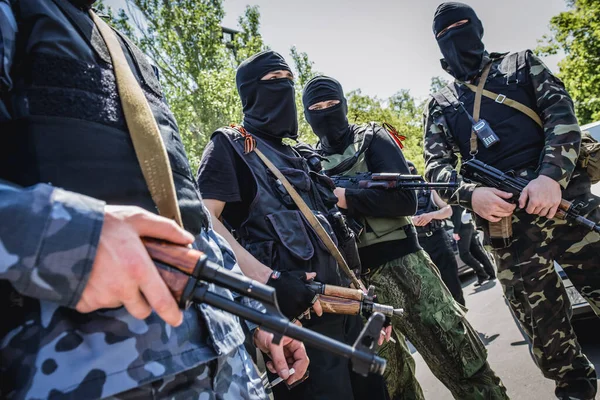 Donetsk Ucrania Mayo 2014 Miembros Milicia Frente Edificio Administración Ocupado — Foto de Stock