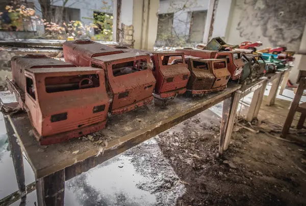 Zabawki Samochodowe Przedszkolu Cheburaszka Pierwotnym Mieście Duchów Strefie Wykluczenia Czarnobylu — Zdjęcie stockowe