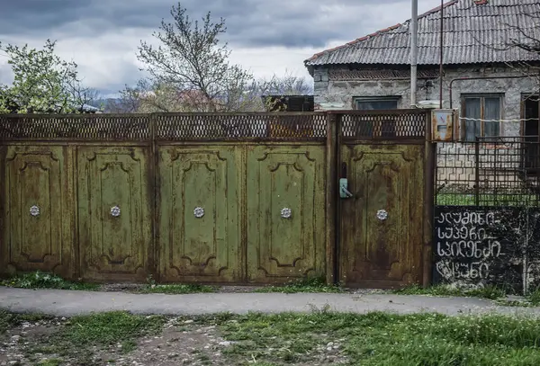 Puerta Metal Frente Una Casa Zona Rural Región Kakheti Georgia — Foto de Stock