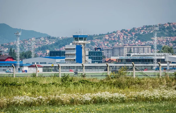 サラエボ ボスニア ヘルツェゴビナ 2015年8月24日 サラエボのブタミール国際空港の眺め ストックフォト