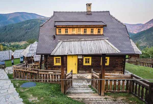 Kustendorf Serbie Août 2015 Maisons Hôtes Dans Village Kustendorf Également Image En Vente