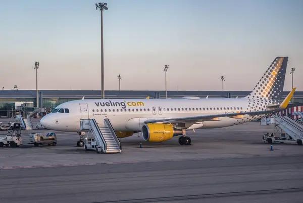 西班牙巴塞罗那 2015年5月28日 Vueling航空公司A320客机在巴塞罗那机场起飞 免版税图库图片
