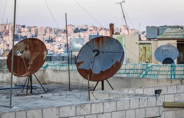 Amman Jordanien Dezember 2015 Rostige Satellitenantenne Auf Dem Hausdach Der Stockbild