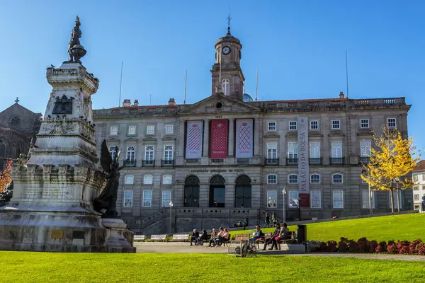 葡萄牙波尔图 2016年12月11日 波尔萨宫和波尔图航海家亨利王子纪念碑 免版税图库照片