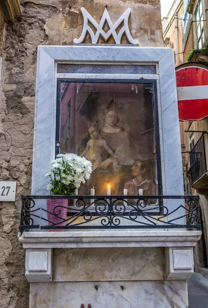 意大利锡拉库扎 2016年12月14日 位于西西里锡拉库扎市旧城区奥蒂吉岛的一座房屋墙上的神龛 免版税图库图片
