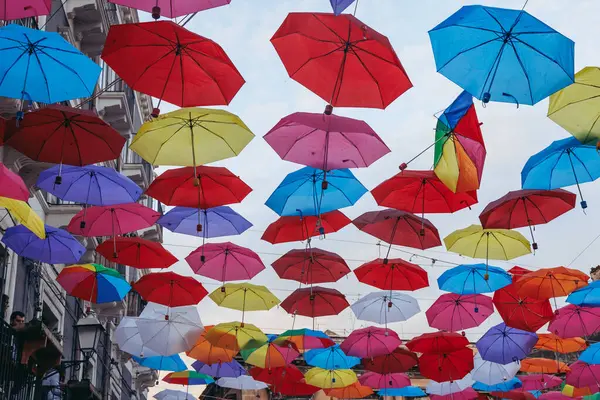 카타니아 이탈리아 2022년 지역의 다채로운 우산과 카타니아 시칠리아 이탈리아의 타운의 — 스톡 사진