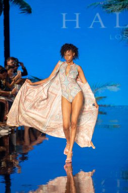 Bir manken, 7-11-2021 'de Miami Plajı Faena Forum' unda Sanat, Kalpler, Moda Yüzme Haftası sırasında Hale Bob Moda Şovu için podyumda yürüyor.