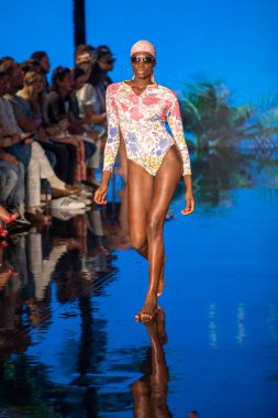 Bir manken, 7-11-2021 'de Miami Plajı Faena Forum' unda Sanat, Kalpler, Moda Yüzme Haftası sırasında Hale Bob Moda Şovu için podyumda yürüyor.