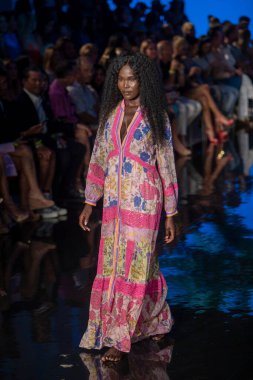 Bir manken, 7-11-2021 'de Miami Plajı Faena Forum' unda Sanat, Kalpler, Moda Yüzme Haftası sırasında Hale Bob Moda Şovu için podyumda yürüyor.